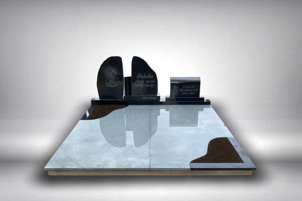 Kapavietė su poliruoto granito paviršiumi ir gėlynų dekoru