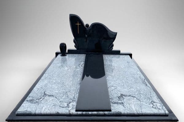 Granito kapavietė iš priekio su modernios formos juodo granito paminklu ir dengtomis plokštėmis
