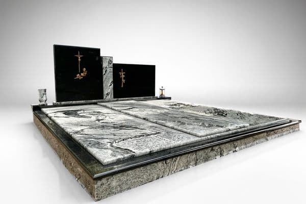 Moderni dvivietė granito kapavietė su dengimu, juodo granito paminklais ir natūralaus akmens raštu