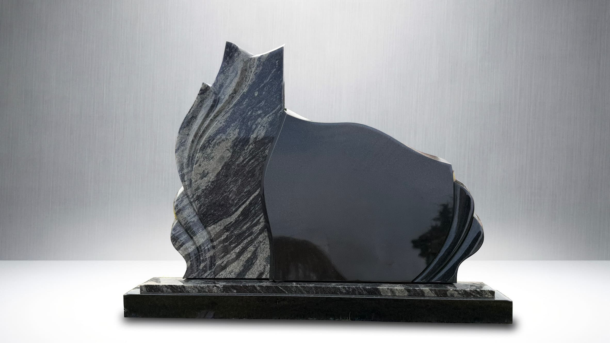 juodo ir marginto granito paminklas moderni kompozicija