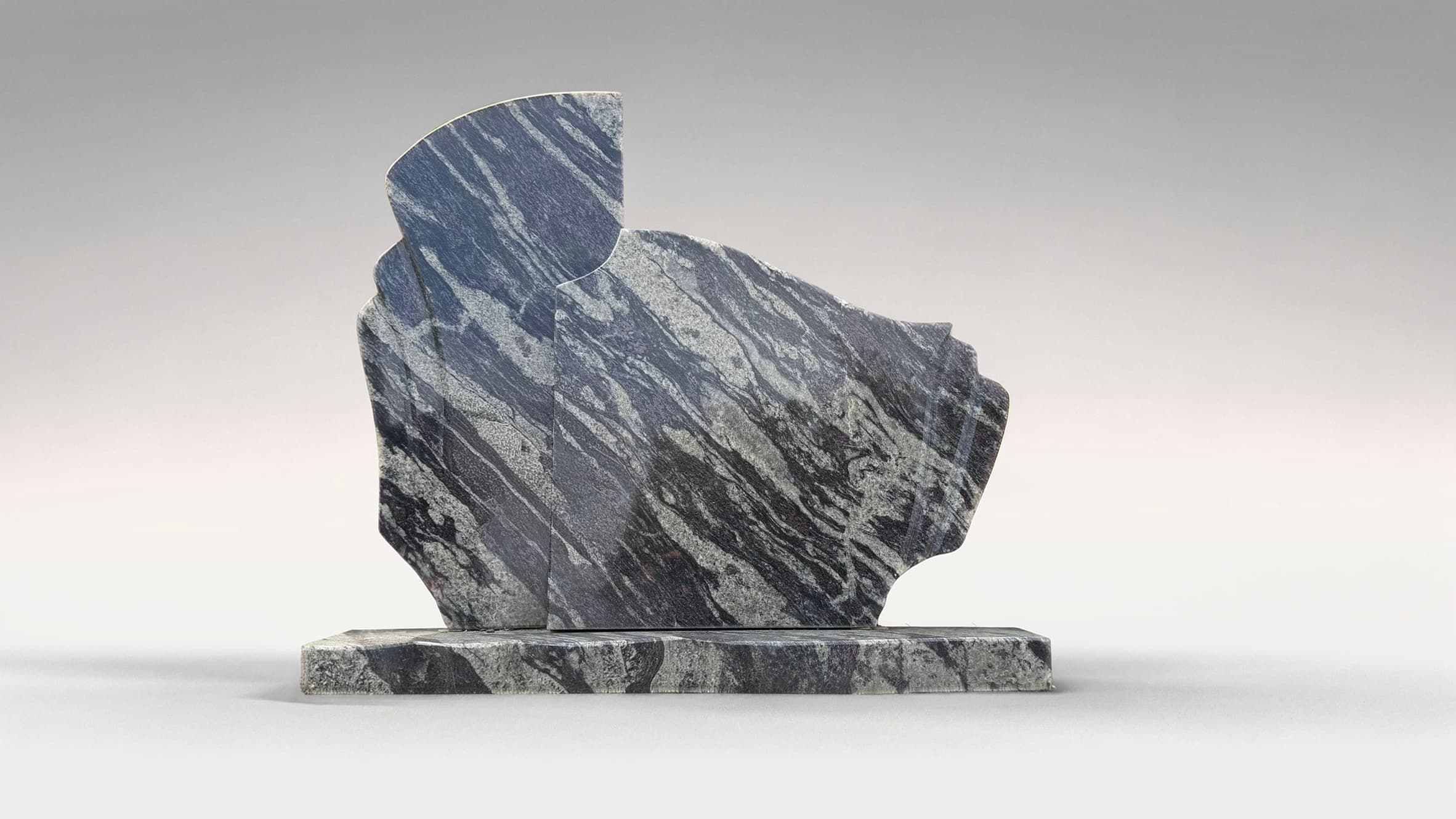 marginto granito paminklas abstrakčios formos modernus dizainas