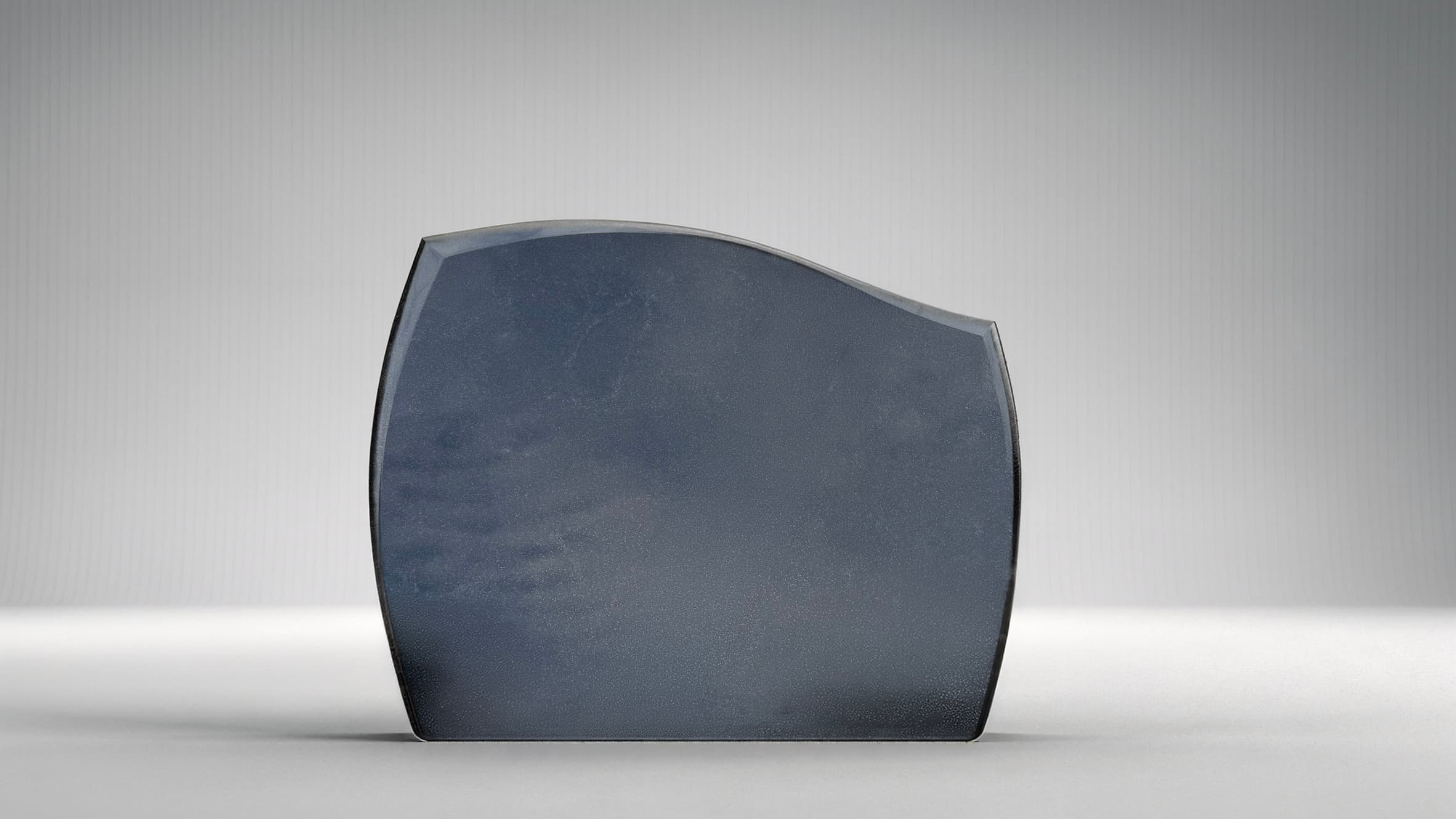 minimalistinis juodo granito paminklas lenkta viršūne