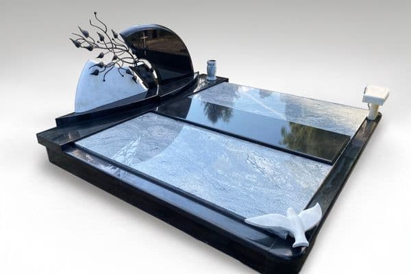 Modernus juodo granito ir balto marmuro paminklas su metaline dekoratyvine šaka.