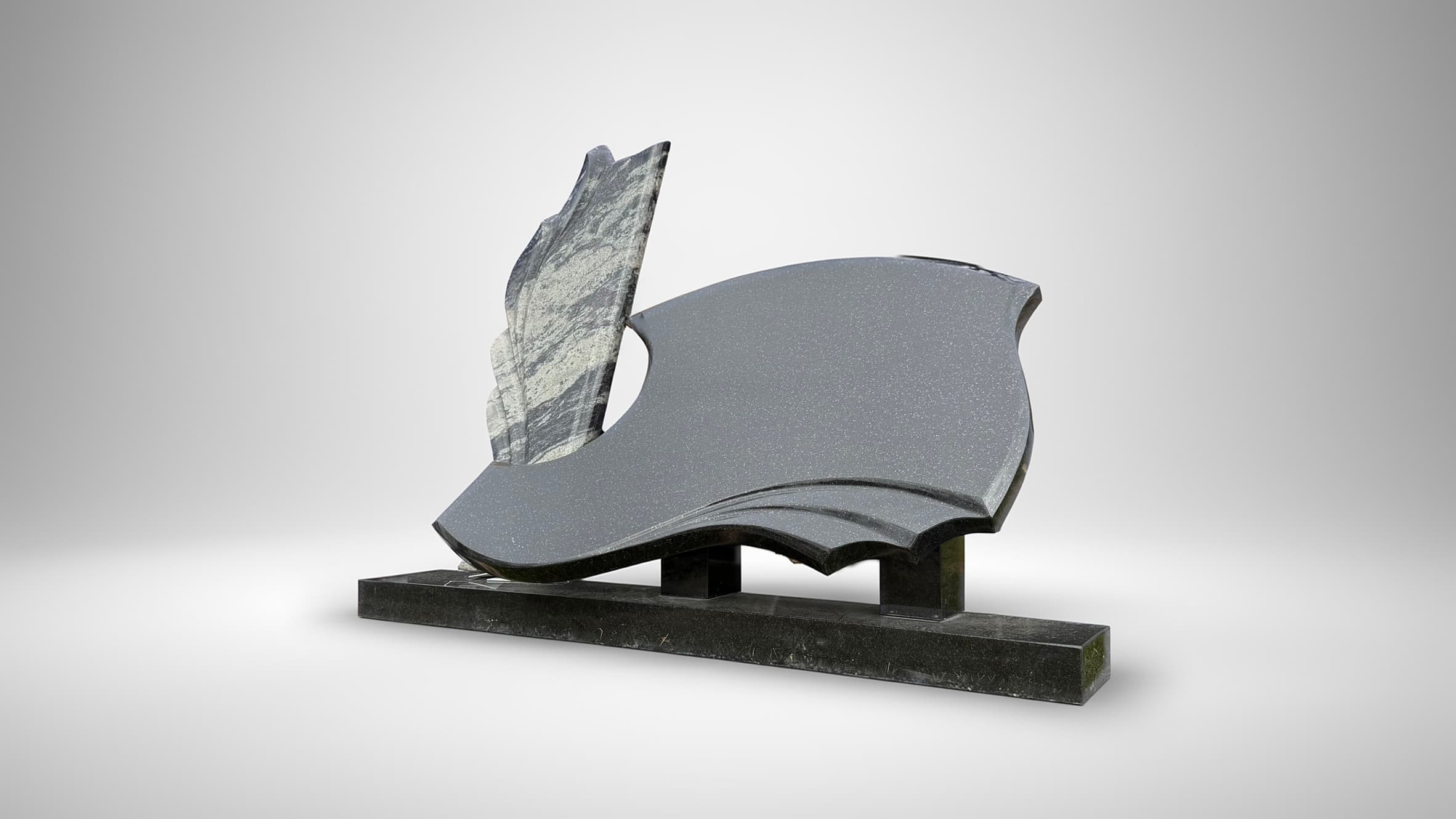 pakeltas banguotas paminklas su marginto granito akcentu