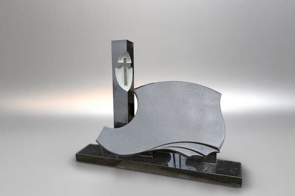 paminklas su kryžiaus reljefu ir banguota plokšte granitas