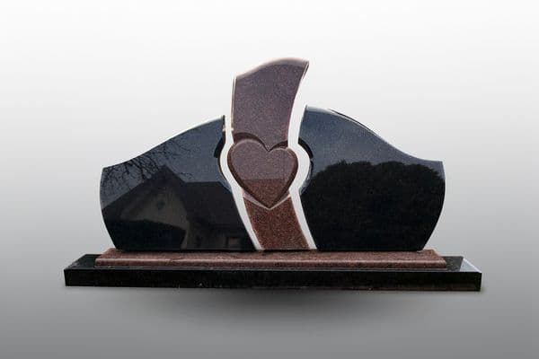 trijų dalių paminklas su širdimi juodas ir rudas granitas