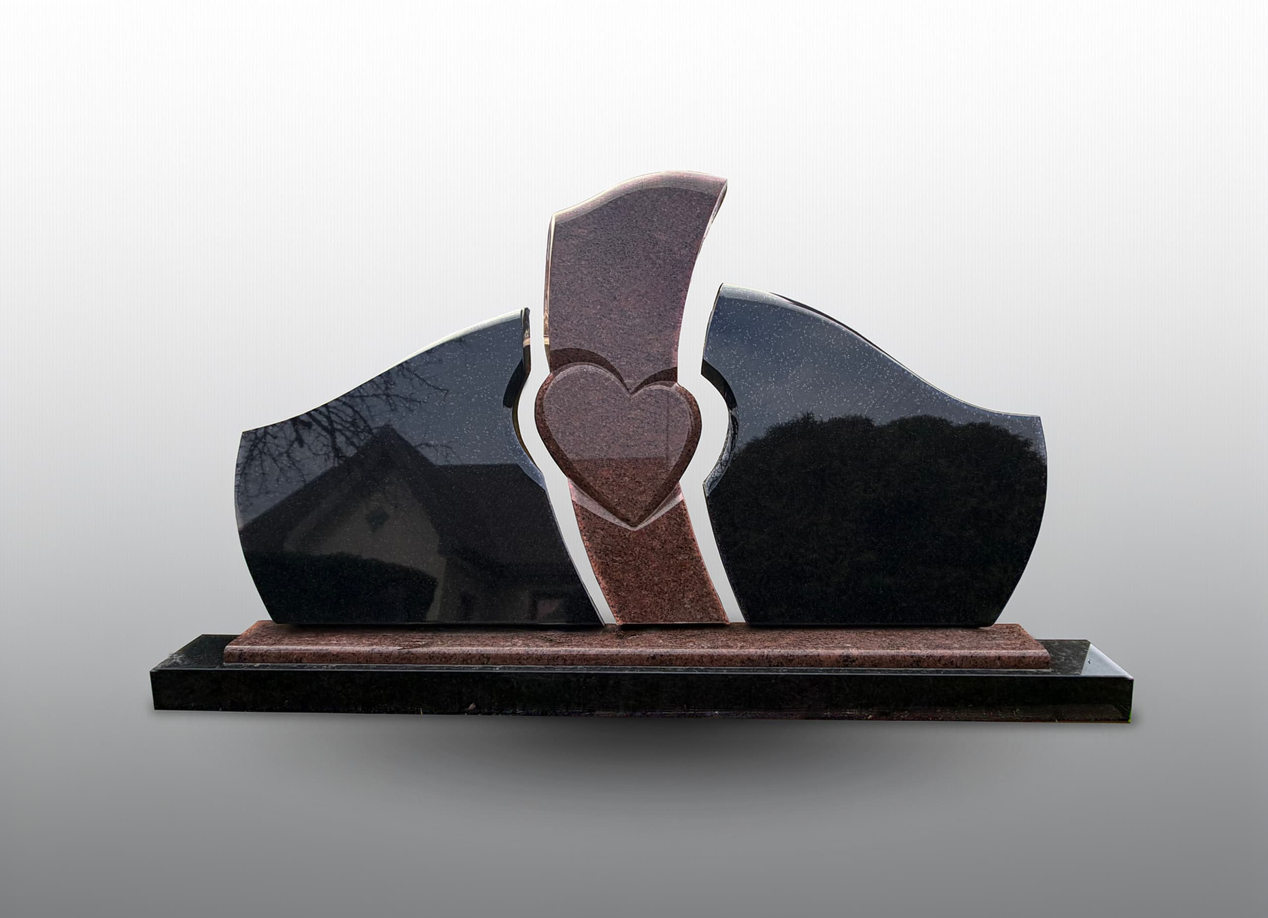 trijų dalių paminklas su širdimi juodas ir rudas granitas