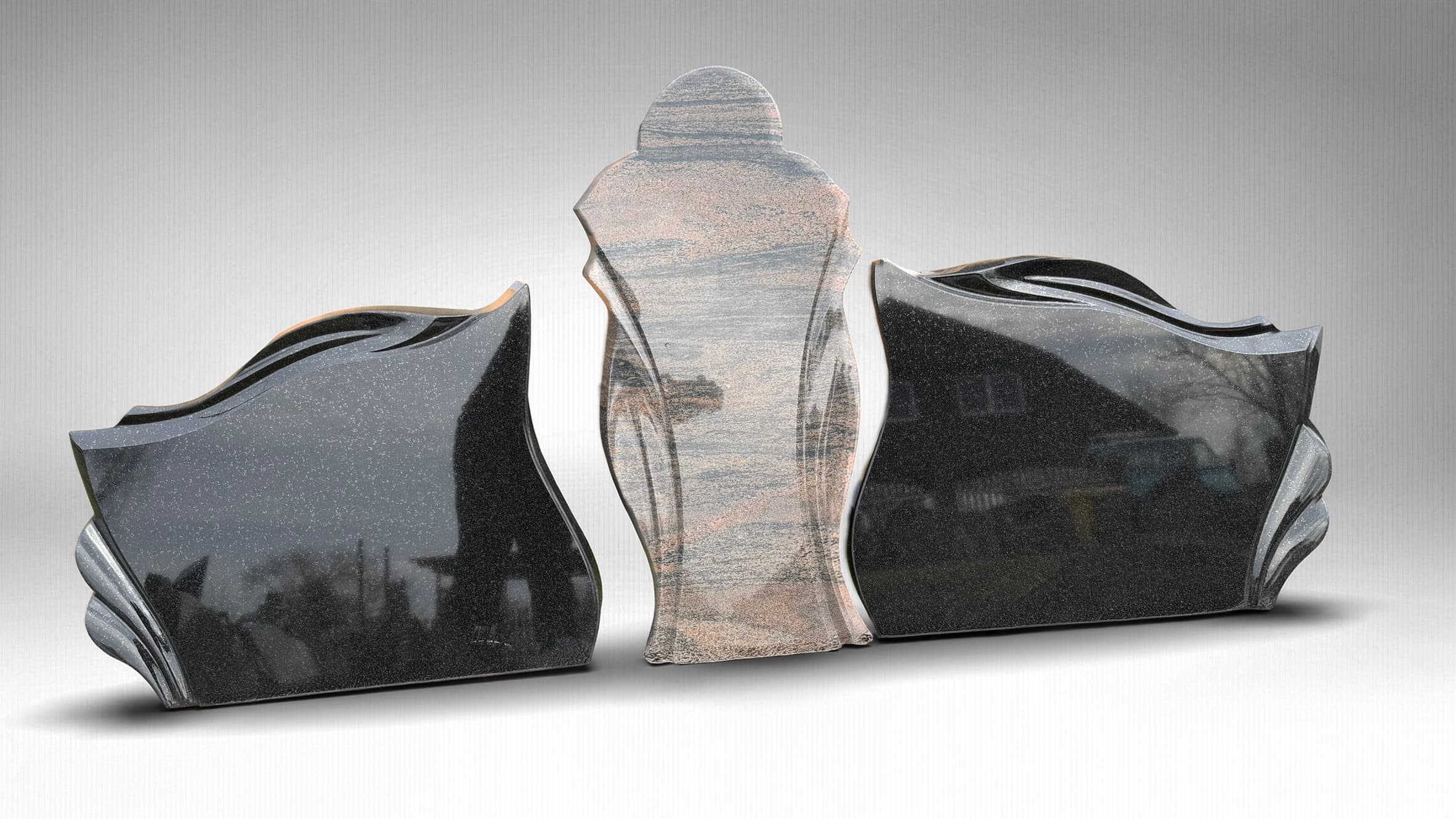 Trijų dalių paminklų kompozicija iš skirtingo granito