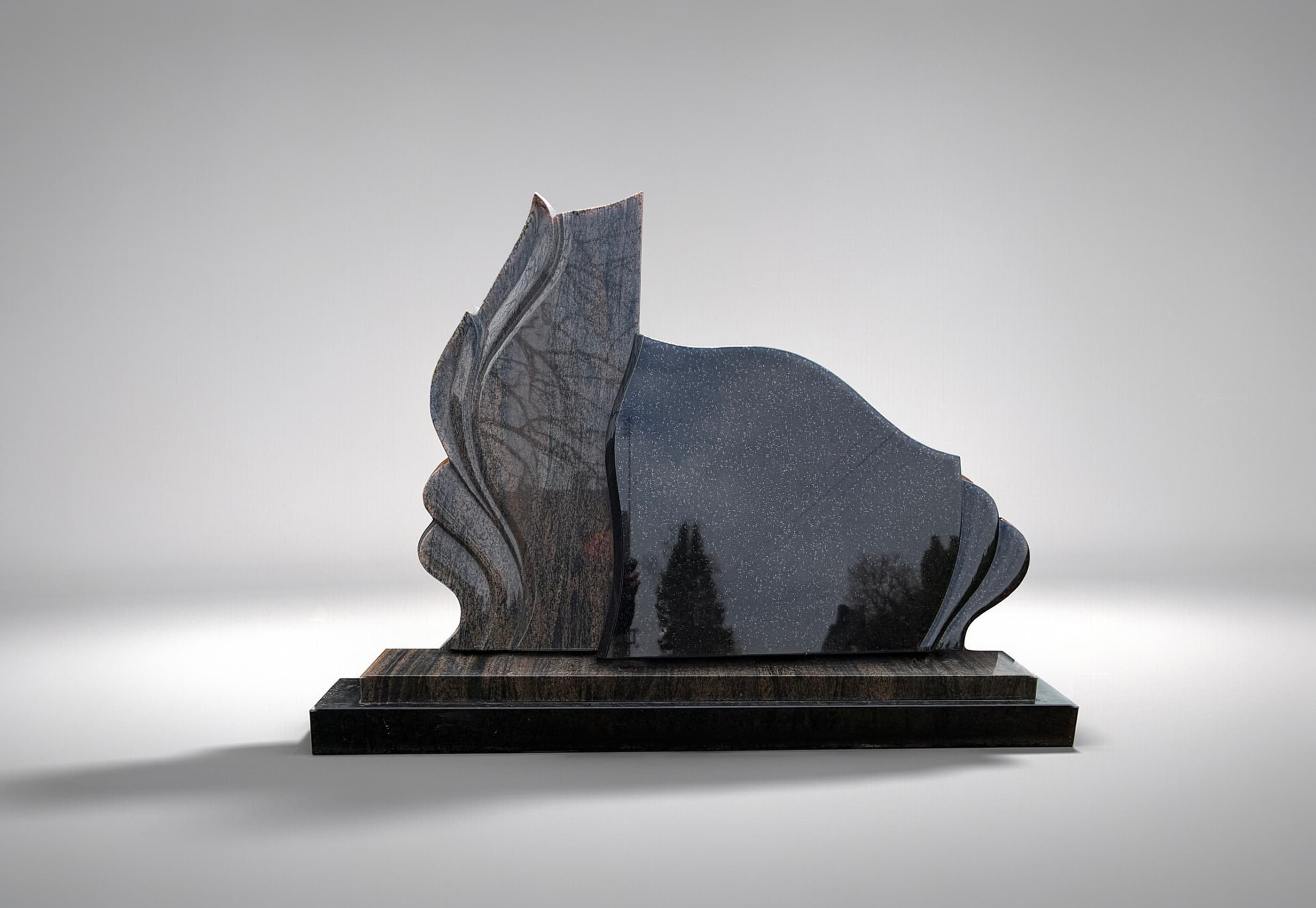 asimetrinis paminklas juodas ir margintas granitas moderni forma