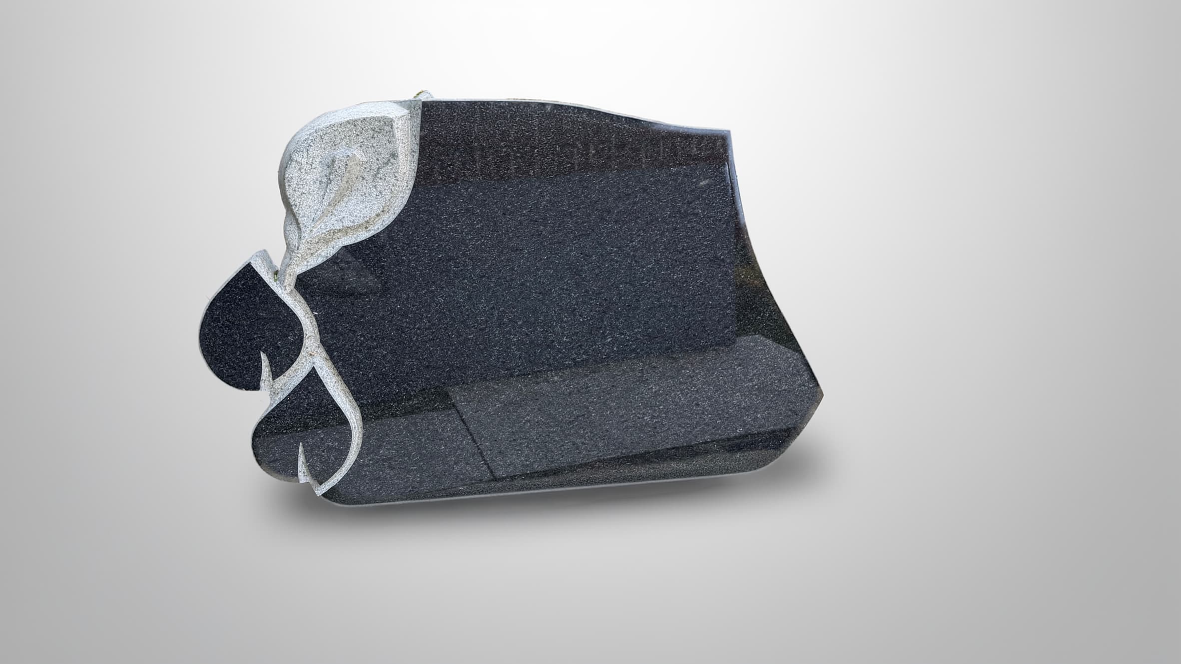 Juodo granito paminklas su lapo motyvu dekoratyvinis dizainas